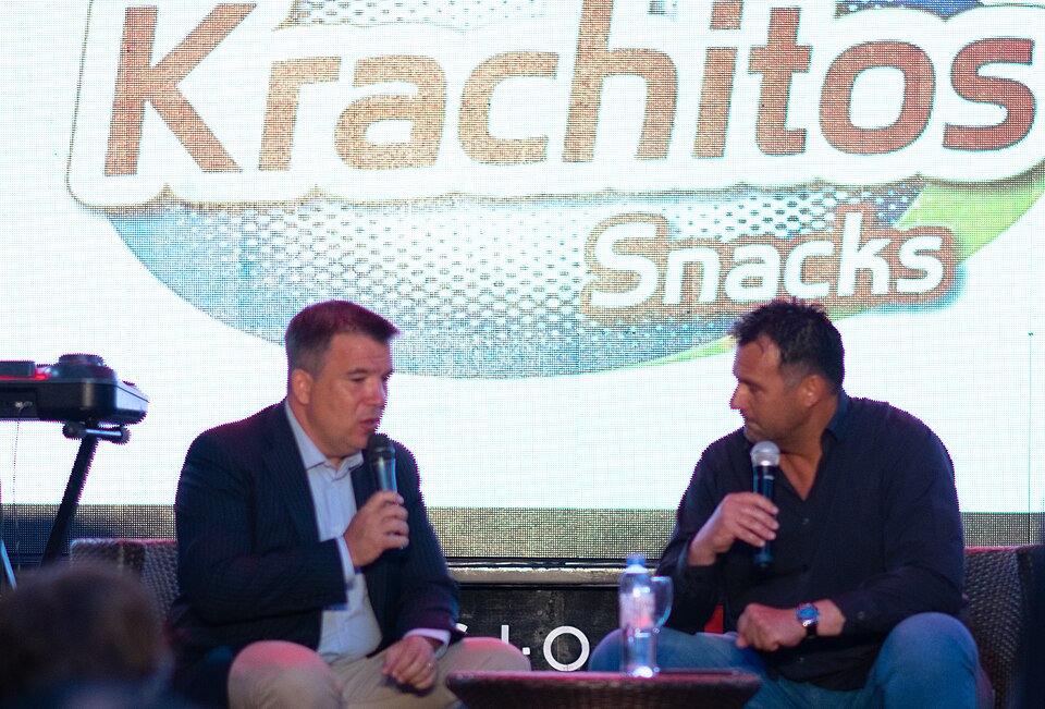 Pizarra táctica con fichas sobre un campo de fútbol