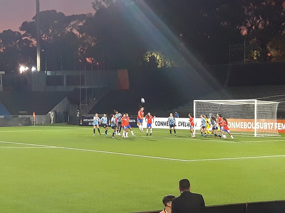 Vista aérea de un partido de fútbol en estadio lleno