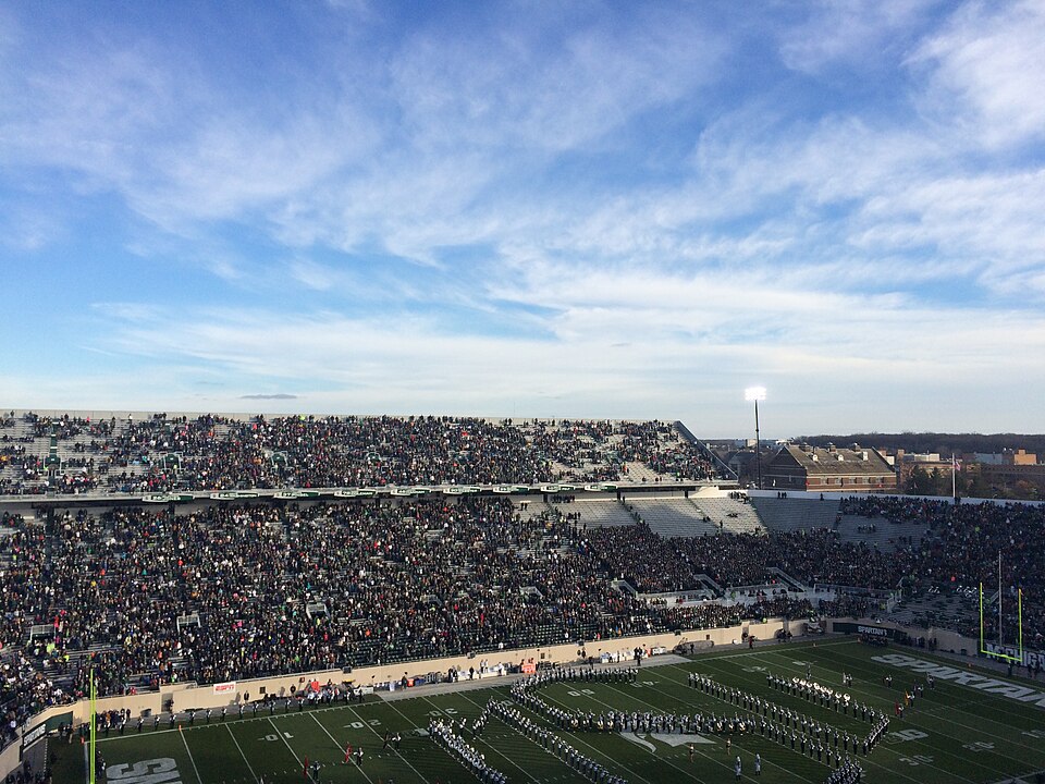 Aficionados viendo un partido decisivo en un bar deportivo