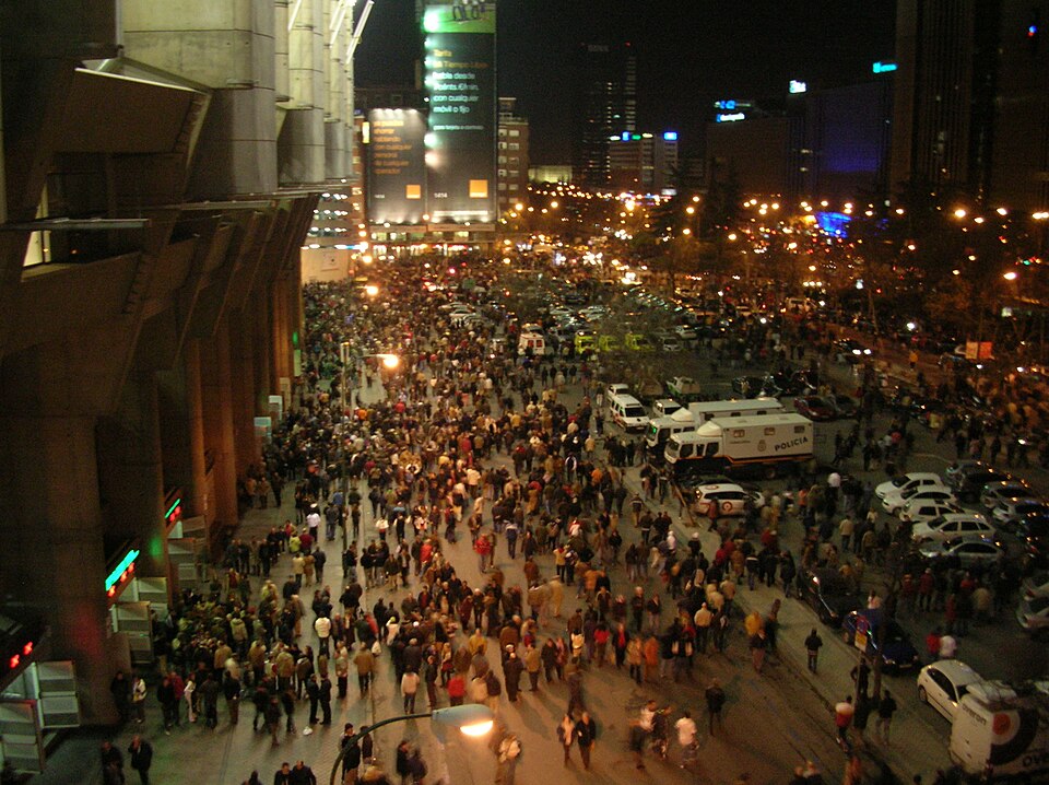 Hinchas en el Santiago Bernabéu durante un Clásico