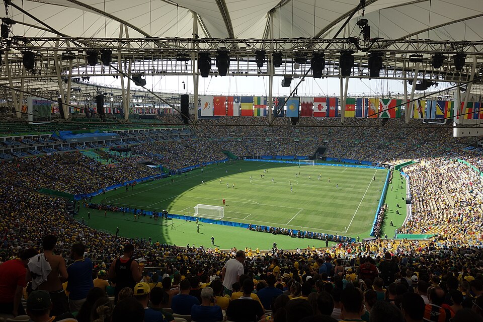 Interior de estadio brasileño con césped impecable